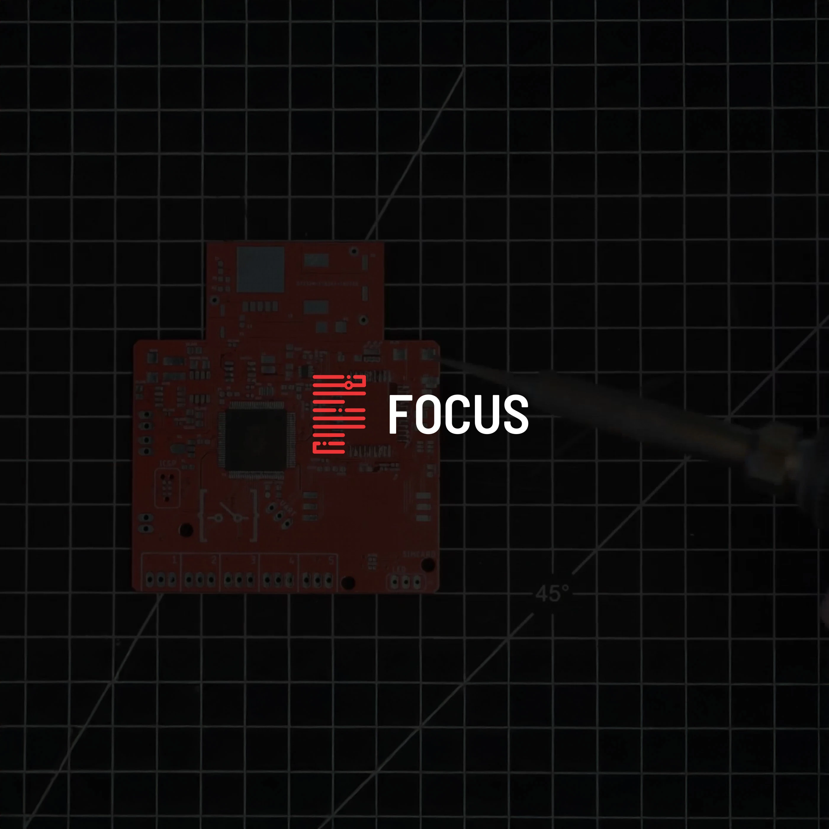Logotipo de Focus sobre un fondo técnico con una placa de circuito rojo y cuadrícula de ingeniería.