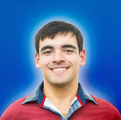 Alexis Martinovic, creador de contenido y fundador de Chequealo, posando frente a un fondo azul con una expresión amigable.